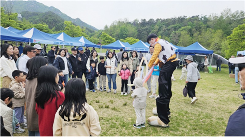 키다리 아저씨와 어린이들.jpg