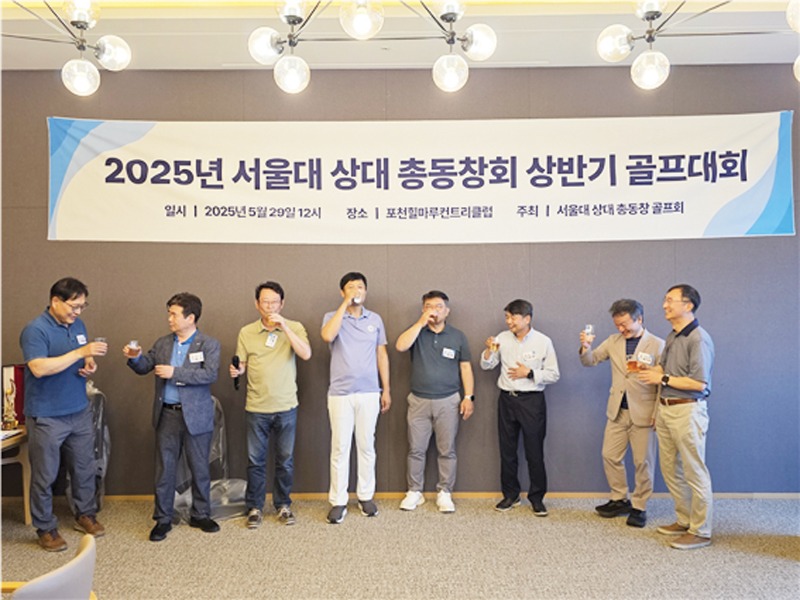 건배하는 동문들.jpg